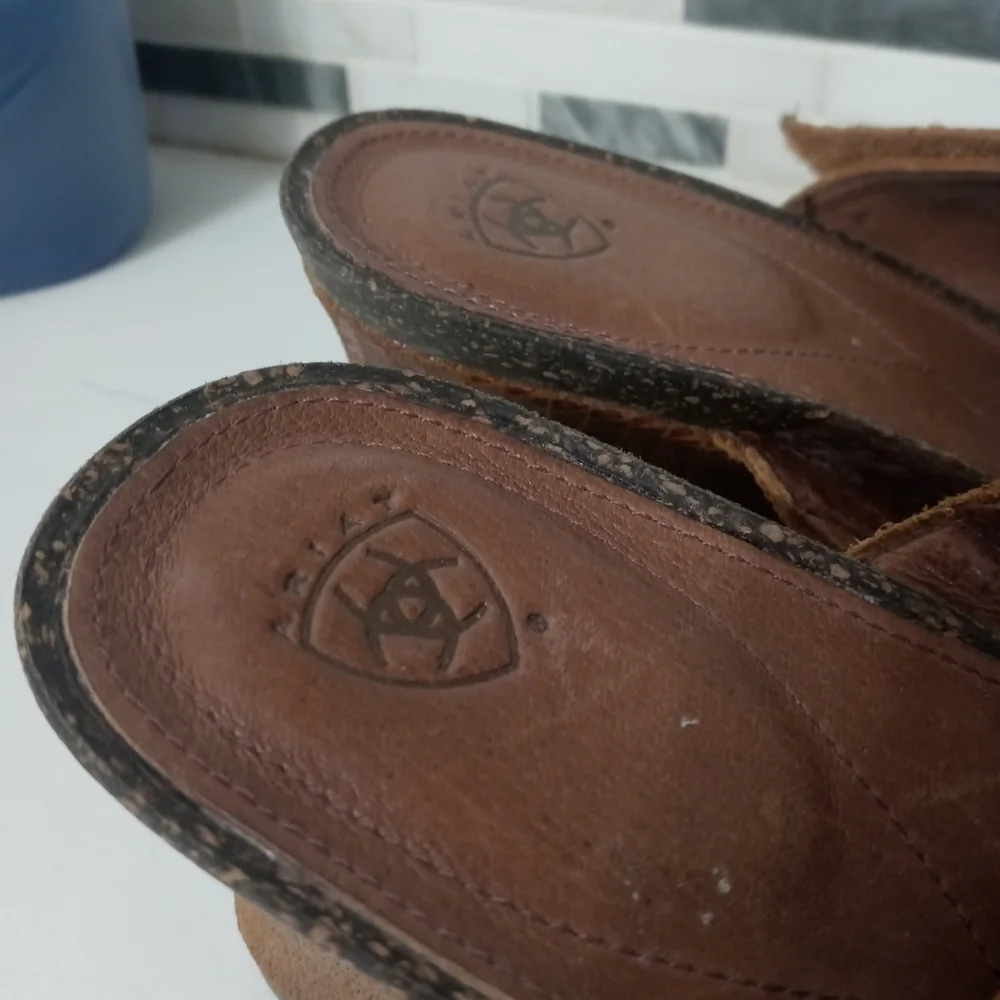 Ariat 20983 Woman's brown Leather Reptile Strappy thong toe wedge sandals 8